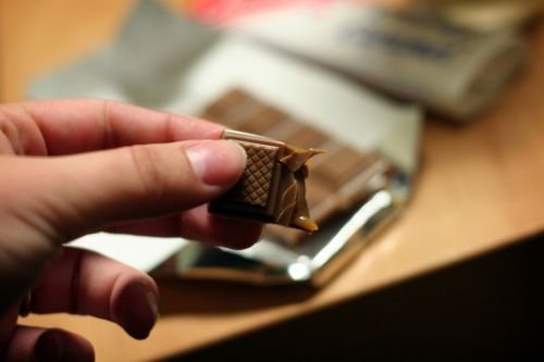 Mão segurando chocolate